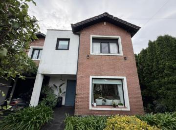 Casa · 286m² · 3 Dormitorios · 2 Cocheras · Casa de 4 Ambientes con Quincho y Parque