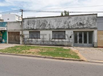Casa · 132m² · 2 Dormitorios · 1 Cochera · Casa a Refaccionar Sobre Lote de 10 X 40 m