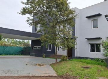 Casa de 6 ambientes, San Miguel de Tucumán · En Venta: Casa de Categoría de 4 Dorm. en Country Plaza Perú – San Miguel de Tucumán