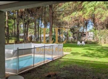 Casa · 250m² · 6 Ambientes · 3 Cocheras · Venta de Casa Costa Esmeralda