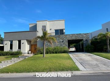 Casa · 180m² · 6 Ambientes · 2 Cocheras · Casa en Venta 4 Dorm. en Lote Interno en Haras de Santa Maria