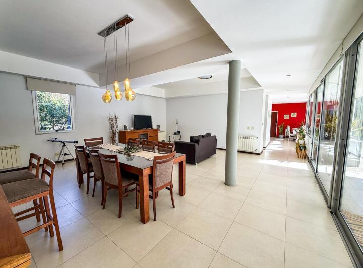Casa · 145m² · 4 Ambientes · 2 Cocheras