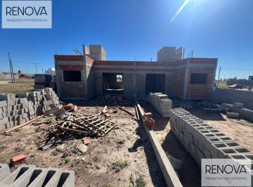 Casa · 55m² · 3 Ambientes · 2 Cocheras · Duplex en Campos de Manantiales!