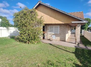Casa · 348m² · 3 Ambientes · Chalet en Esquina. con Quincho y Parque.