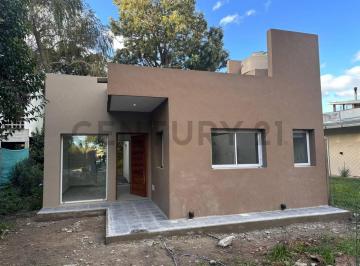 Casa · 80m² · 4 Ambientes · 2 Cocheras · Casa en Venta City Bell 135 Entre 469 y 470. Posibilidad de Financiacion
