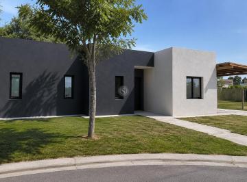 Casa · 154m² · 5 Ambientes · 2 Cocheras · Casa en Venta en Barrio Santa Emilia, Pilar del Este, Pilar