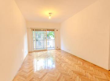 Departamento de 3 ambientes, Floresta · Departamento 3 Ambientes Al Frente con Balcón - Muy Buen Estado y Ubicación