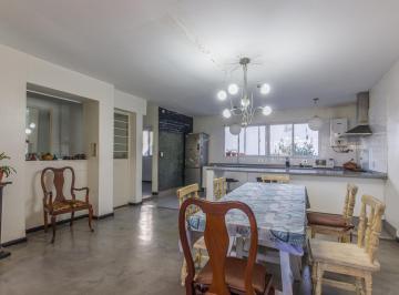 Casa · 330m² · 6 Ambientes · 1 Cochera · Casa Única en Chacarita con 3 Plantas y Fondo con Parrilla y Quincho