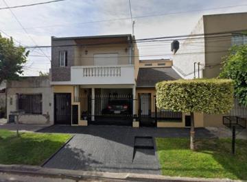 Casa · 300m² · 8 Ambientes · 1 Cochera · En Venta | Hermosa Propiedad con 3 Unidades de Departamentos - 4 Propiedades en Una - Ideal Inversio