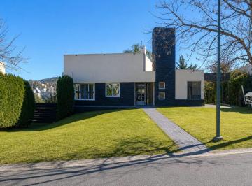 Casa · 561m² · 8 Ambientes · 8 Cocheras · Casa en Venta en La Arbolada, Malagueño