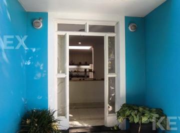 Puerta principal de ingreso — acceso cubierto con vegetación · Casa en Venta en Villa Elvira, La Plata — Dorm., Parque, Cochera Cubierta a 150 m de Av 7