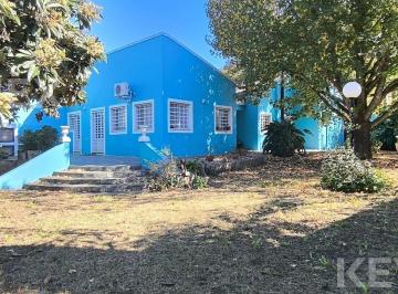 Fachada principal — casa azul con parque y acceso vehicular · Casa en Venta en Villa Elvira, La Plata — Dorm., Parque, Cochera Cubierta a 150 m de Av 7