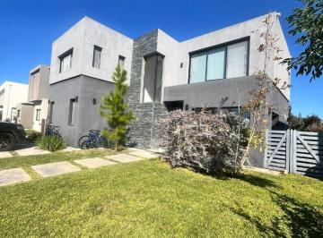 Casa · 290m² · 4 Ambientes · 1 Cochera · Moderna Casa con Galería y Piscina en Lagoon Pilar