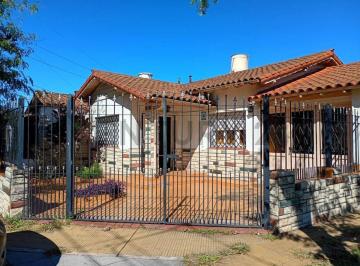 Casa · 100m² · 3 Ambientes · 2 Cocheras · Venta Casa de 3 Ambientes con Patio y Cochera en Lomas de Zamora