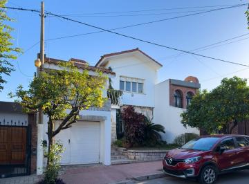 Casa · 206m² · 5 Ambientes · 2 Cocheras · Casa en Venta Apta Credito en Gral Paz