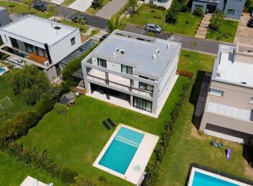 Casa · 229m² · 5 Ambientes · 2 Cocheras · Casa en Ceibos, Puertos del Lago - Diseño Piscina y Full Equipamiento.