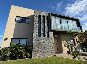Casa · 265m² · 5 Ambientes · 5 Cocheras · Casa en Venta 5 Ambientes en Santa Lucia - Pilar del Este