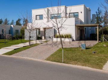 Casa · 196m² · 5 Ambientes · 2 Cocheras · Casa Estilo Mediterráneo de 5 Ambientes en Venta en El Naudir, Escobar