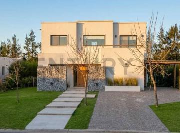 Casa · 196m² · 5 Ambientes · 2 Cocheras · Casa Estilo Mediterráneo de 4 Dorm. | Excelente Calidad Constructiva | El Naudir