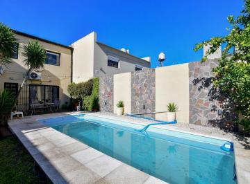 Casa · 120m² · 5 Ambientes · 2 Cocheras · Casa en Venta 3 Dorm., Pileta y Cochera