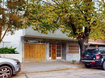 Casa · 248m² · 8 Ambientes · 2 Cocheras · Casa en Venta La Plata