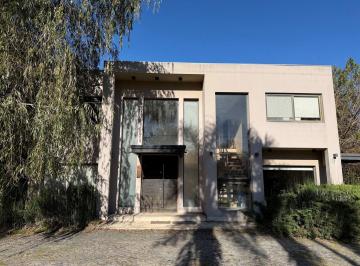 Casa · 200m² · 4 Ambientes · Casa en Venta en Cube, Escobar, G. B. a. Zona Norte