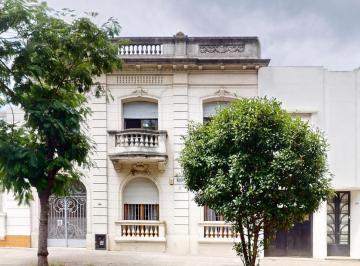 Casa · 317m² · 10 Ambientes · 1 Cochera · Casa de Estilo en Venta en La Plata