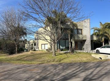 Casa · 319m² · 5 Ambientes · 2 Cocheras · Casa en Venta en Club de Campo Abril