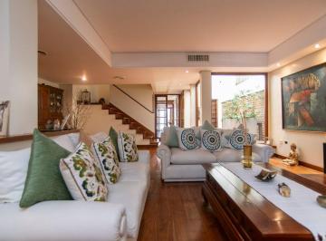 Casa · 250m² · 8 Ambientes · 3 Cocheras · Casa en Venta en La Plata 4 Dorm. Pileta