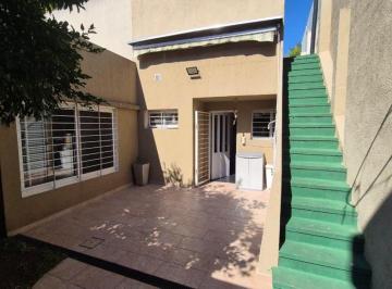 Casa · 126m² · 4 Ambientes · 1 Cochera · Venta Casa Lote Propio - Monte Castro