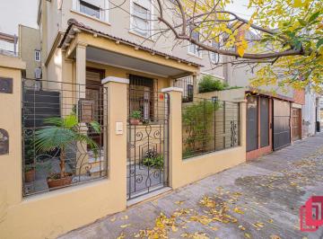 Casa · 175m² · Casa Inglesa con Detalles de Época y Espacios Exteriores en Villa Devoto