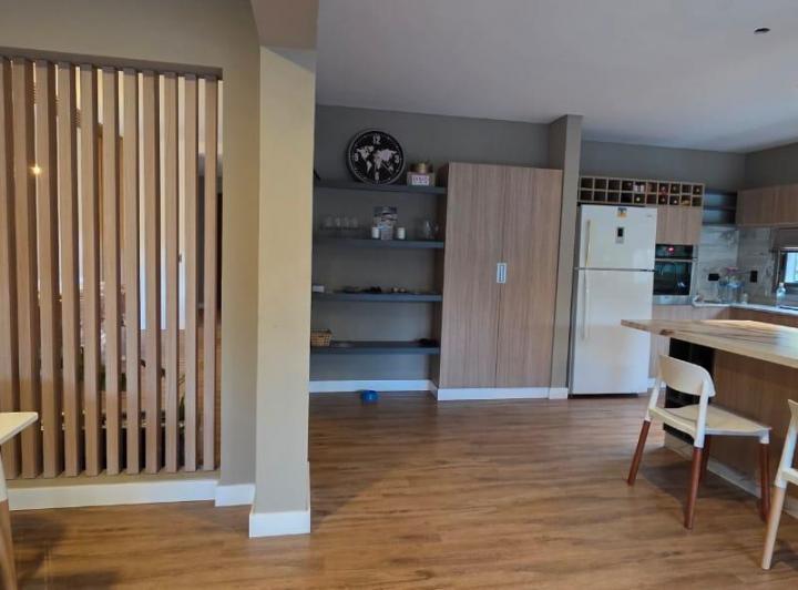 Casa · 290m² · 5 Ambientes · 4 Cocheras