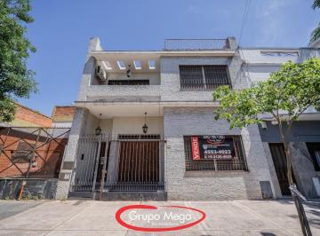 Casa · 215m² · 5 Ambientes · 1 Cochera · E Venta – Casa de 5 Ambientes con Patio Terraza y Garage en Linierscasa