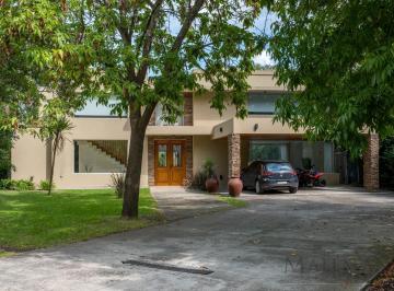 Casa · 232m² · 5 Ambientes · 2 Cocheras · Venta Casa 3 Dorm. en San Francisco Cc con Pileta y Lote Interno con Fondo Verde