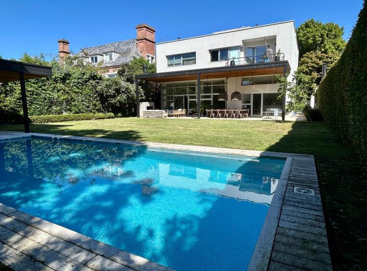 Casa · 437m² · 7 Ambientes · 2 Cocheras