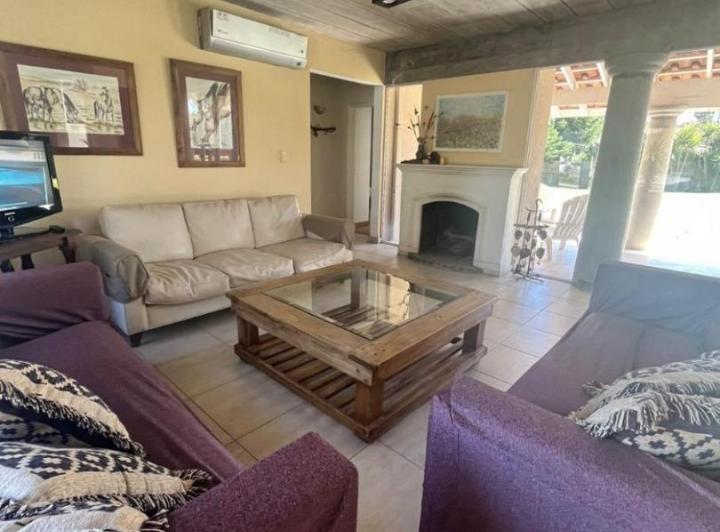 Casa · 250m² · 5 Ambientes · 3 Cocheras