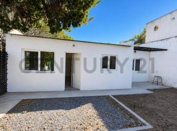 Casa · 42m² · 2 Ambientes · 1 Cochera · Oportunidad. Casa Refaccionada 75% a Estrenar