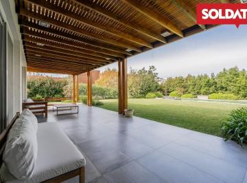 Casa · 412m² · 6 Ambientes · 5 Cocheras · Casa en Venta, Barrio Albanueva, Lote en Esquina, Imperdible