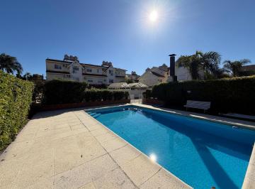 Casa · 111m² · 5 Ambientes · 2 Cocheras · Triplex 5 Ambientes en Complejo Cerrado con Pileta y Dos Cocheras.