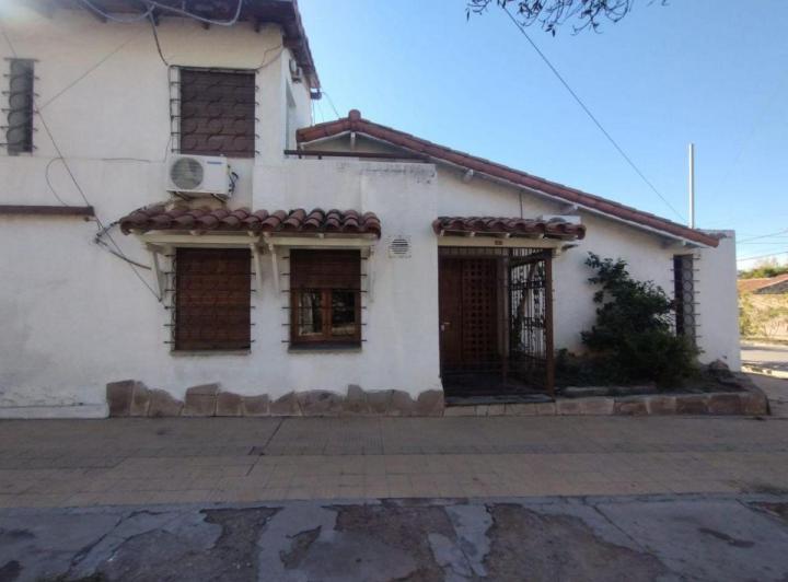 Casa · 200m² · 6 Ambientes · 1 Cochera