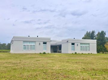 Casa entrada principal · Venta Casa en Una Planta. Terreno 2h Sobre Laguna! Caballeriza. Chacras del Paraná. Seguridad 24 Hs.