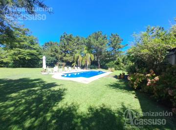 Casa · 195m² · 6 Ambientes · 2 Cocheras · Casa en Solanas 4 Dorm. 3 Baños Piscina Jardin Dependencia 3288 m² Terreno 195 m² Cubiertos