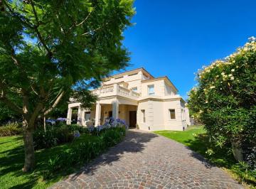 Casa · 460m² · 4 Ambientes · 1 Cochera · Casa en Bella Vista Buenos Aires Golf