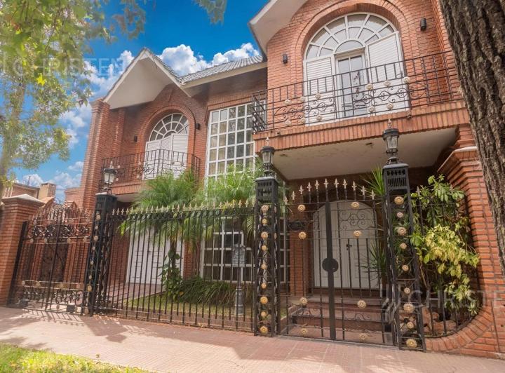 Casa · 326m² · 10 Ambientes · 3 Cocheras