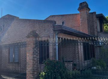 Casa · 146m² · 5 Ambientes · 2 Cocheras · Casa en Ochava Cómoda y Práctica
