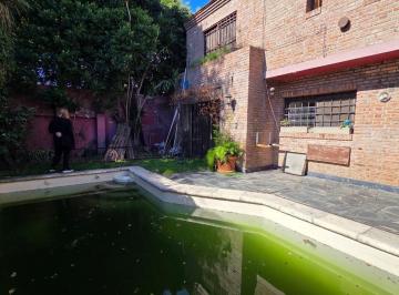 Casa · 137m² · 4 Ambientes · 2 Cocheras · Casa con Jardin con Pileta 3 Dorm Oportunidad