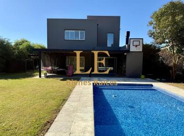 Casa · 220m² · 5 Ambientes · 6 Cocheras · Casa en Venta en Villanueva Santa Clara