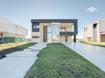 Casa · 269m² · 5 Ambientes · 2 Cocheras · Alquiler/ Venta Casa en Terralagos a Estrenar