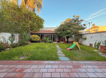 Casa · 188m² · 3 Ambientes · 1 Cochera · Casa en Venta 3 Ambientes con Patio y Cochera en Remedios de Escalada Lanús