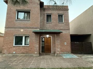 Casa · 230m² · 4 Ambientes · 1 Cochera · Casa en Rosario